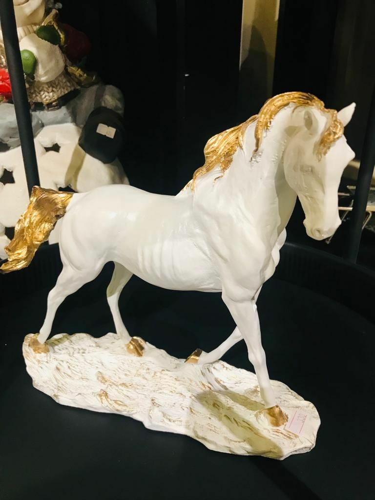 Biev Koşan At Beyaz