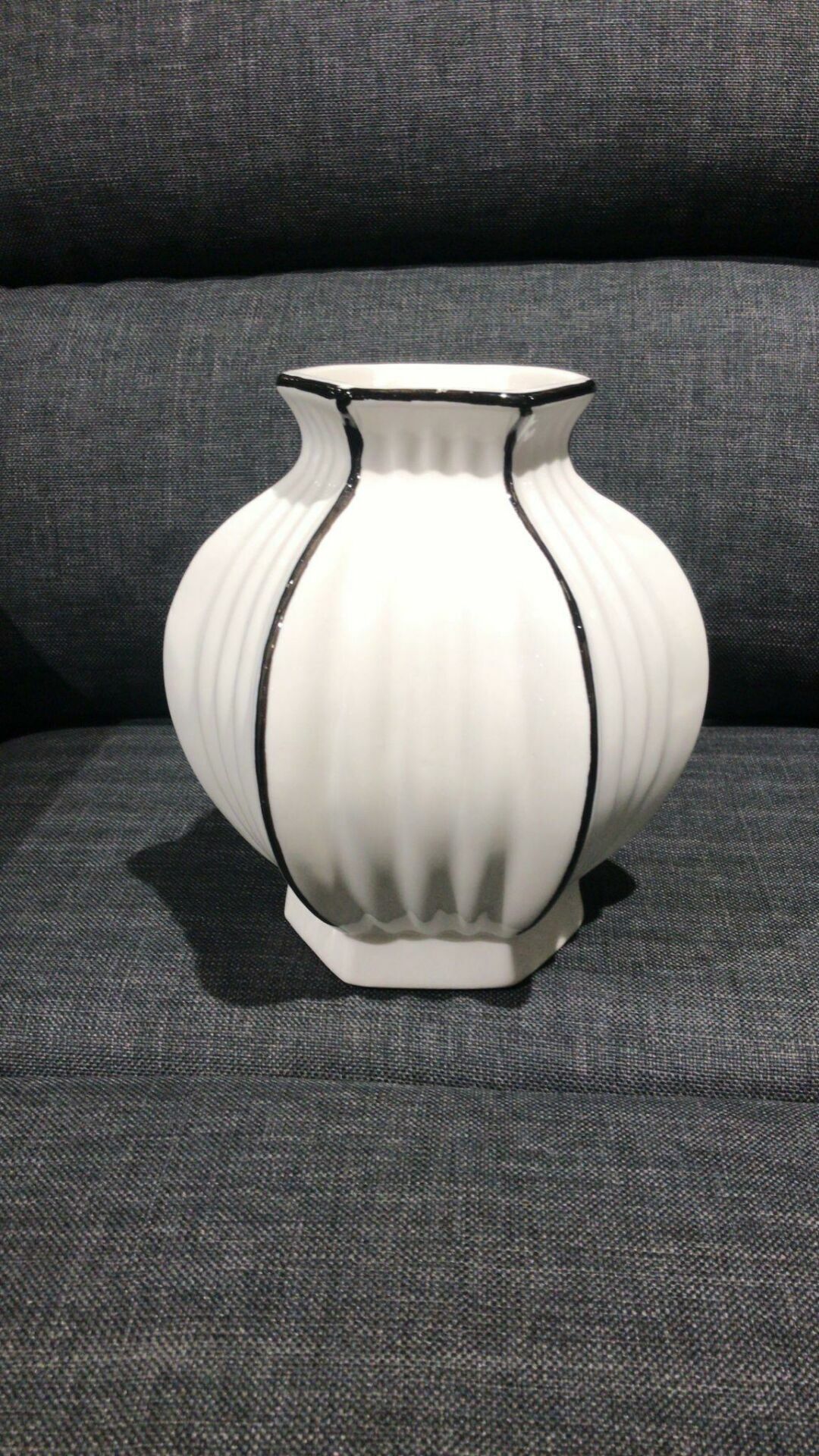 Biev Siyah Çizgili Beyaz Oval Seramik Vazo Kısa/Ak.H20112